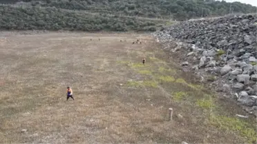 Barajlarda sular çekildi, atıklar gün yüzüne çıktı