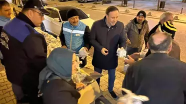 Esenyurt Belediyesi'nden vatandaşlara kandil simidi ikramı