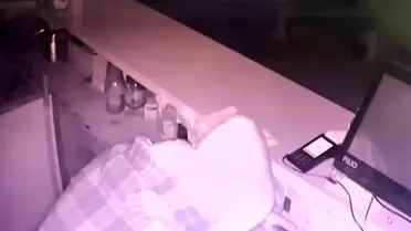 Gece vakti içeri girdi: Hem motosikleti hem kaskı çaldı