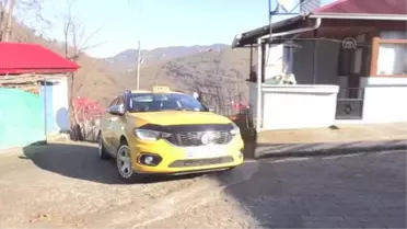 Kışın sahipsiz hayvanlar için köye mama taşıyor