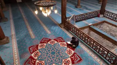 TARİHİ CAMİDEKİ AHŞAP SÜTUNLAR, İÇERDEKİ 'KARLIK' SAYESİNDE AYAKTA KALMIŞ