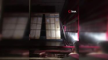Kantarda tırın ağırlığı 2 ton fazla gelince şüphelendi, dorseden 26 kaçak göçmen çıktı