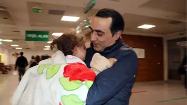 24 saat sonra enkaz altından çıkarılan doktor anne ve bebeği, tedavi için Van'a getirildi