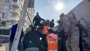 30 saat sonra enkazdan sağ çıktı, 2 çocuğu hayatını kaybetti
