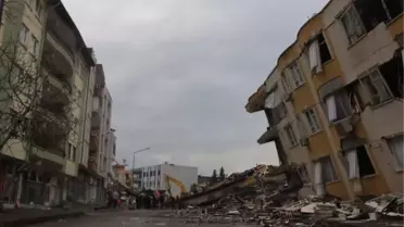 Deprem felaketinde 2'nci gün; enkaz başlarında umutlu bekleyiş (8)