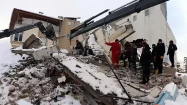 Deprem felaketinde 2'nci gün; enkaz başlarında umutlu bekleyiş (20)