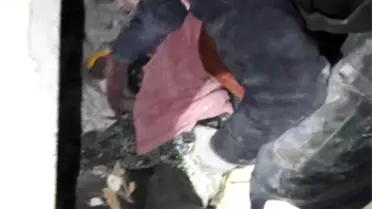 Erzincan itfaiyesi enkaz altından yaşlı kadını kurtardı