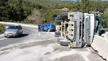 Sakar rampasında kum yüklü kamyon devrildi