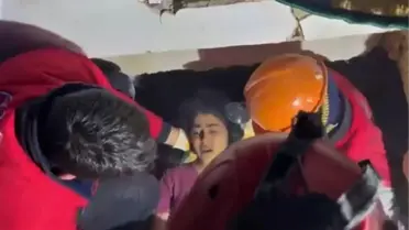 HATAY'DA 2 KOMŞU, 45'İNCİ SAATTE ENKAZDAN KURTARILDI