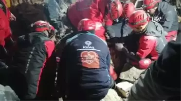 Hatay'da 65 saat sonra 10 yaşındaki Mehmet sağ kurtardı