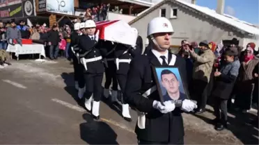 Depremde ölen polis memuru ve 2 yaşındaki kızı toprağa verildi