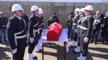 DEPREMDE ÖLEN POLİS MEMURU VE 2 YAŞINDAKİ KIZI TOPRAĞA VERİLDİ