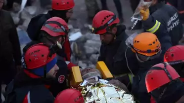 Hatay'da abla kardeş 86'ıncı saatte enkazdan sağ çıkarıldı