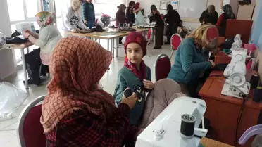 7 Yaşındaki Zeynep depremzede kardeşleri için gün boyu çalışıyor