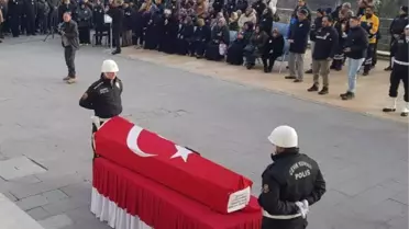 Depremde hayatını kaybeden polis memuru eşinin yanına defnedildi
