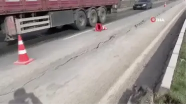 Depremin büyüklüğü yollarda büyük hasarlar oluşturdu