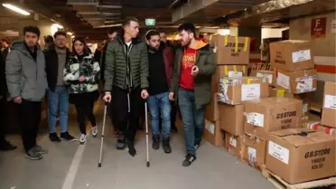 Muslera, koltuk değnekleriyle çalışmalara destek verdi