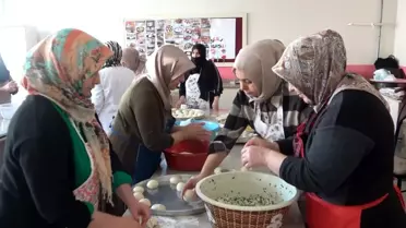 Muşlu kadınlar binlerce poğaça pişirerek deprem bölgesine gönderdi