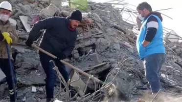 83 saat sonra enkazdan çıkarıldı! Taburcu edilir edilmez çöken binalarda insanları aramaya koştu