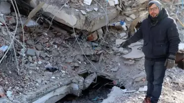 ENKAZ BAŞINDA DEPREMDE ÖLEN ANNESİ İLE KARDEŞİNİN HATIRALARINI BEKLİYOR