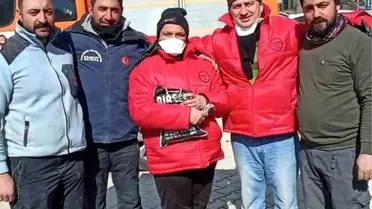 Enkazda buldukları 411 bin TL'yi sahibine teslim ettiler