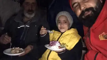 Kurtarma ekiplerinden depremzede Öznur'a 4 pastalı doğum günü kutlaması