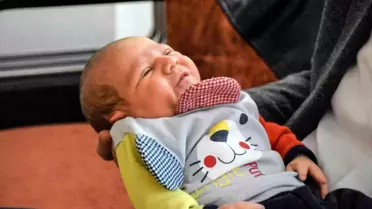 Depremzede ailenin bebek sevinci