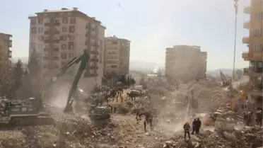 Ebrar Sitesi'nin enkazından 22 kişiyi sağ çıkardılar; kurtarma anları kamerada (2)