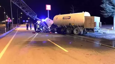 Çavdarhisar'da oksijen gazı yüklü tanker direğe çarptı, sürücü ağır yaralı