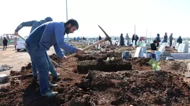 Depremde hayatını kaybedenlerin mezarlarına, yürek yakan hatıraları diziliyor