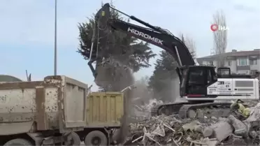 17 kişiye mezar olan Hayat Sitesi'nin kapıcısı o anları anlattı: 'Her yeri toz bulutu kapladı'