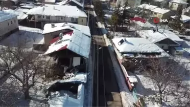 Depremde 1886'da yapılan cami de hasar aldı