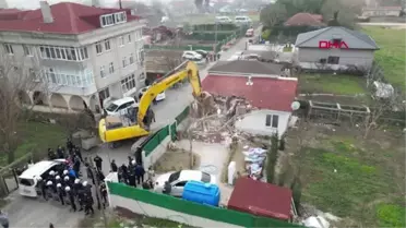 BÜYÜKÇEKMECE'DE İÇME SUYU HAVZASINA YAPILAN 22 KAÇAK YAPI YIKILDI