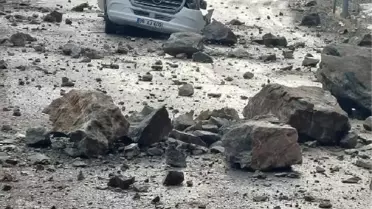 Kayaların heyelanla minibüse düşme anı kamerada