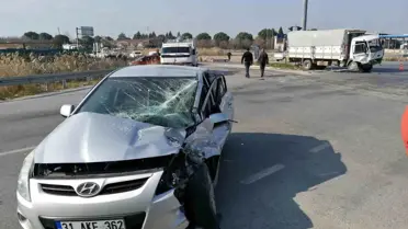 Depremzedelerin otomobili, kamyonetle çarpıştı: 1 ölü, 5 yaralı