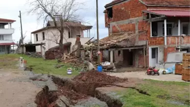 KAR SULARI HEYELANLARA NEDEN OLDU 3 EV HASAR ALDI, 1,5 METRE YARIKLAR OLUŞTU
