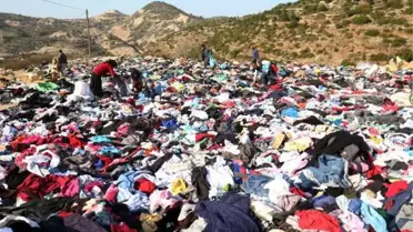 YOL KENARINA BİNLERCE KIYAFET ATILDI, DEPREMZEDELER UYGUN OLANLARI ARADI