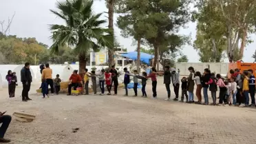 Kırıkhan'daki çadır kentte çocuklar gönüllü ekiple eğleniyor