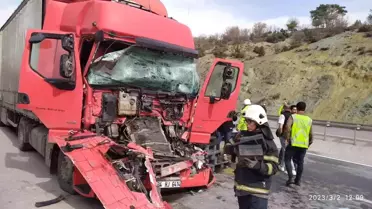 Kütahya'da tır ile kamyon çarpıştı, sıkışan sürücüyü itfaiye kurtardı