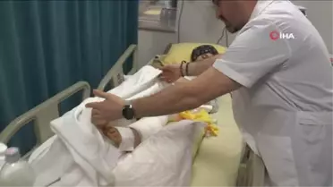 Enkaz altında kalan anne 8 yaşındaki oğlunu emzirerek susuzluğunu giderdi
