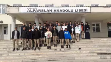 Malazgirt'te lise öğrencileri harçlıklarını depremzedelere gönderdi