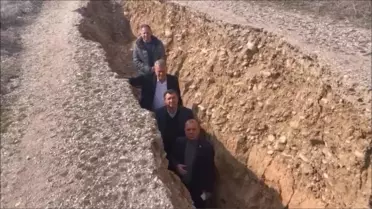 CHP Milletvekilleri, Depremde Zarar Gören Barajdan Bakan Kirişci'ye Seslendi.