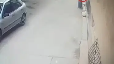 BİSİKLETTEN DÜŞEN ÇOCUĞUN KAMYONET ALTINDA KALDIĞI KAZA KAMERADA