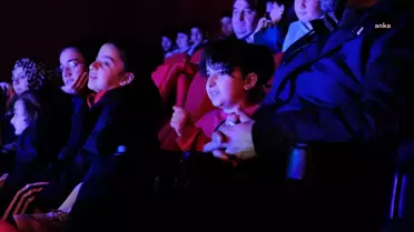 Ayvalık Belediye Tiyatrosu'ndan Depremzede Çocuklar İçin 'Özgür Kuş' Oyunu