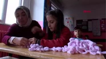 İLKOKUL ÖĞRENCİLERİ ÖĞRETMENLERİ İLE DEPREMZEDE ÇOCUKLAR İÇİN ATKI ÖRDÜ