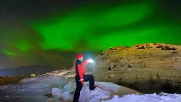 Eksi 40 derecede kilometrelerce yolu kuzey ışıklarını görmek için gidiyorlarTürk çift kuzey ışıklarını fotoğrafladı
