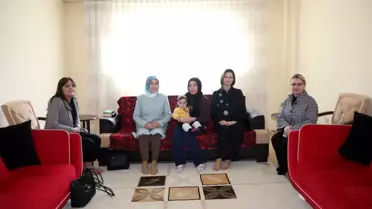Kütahya'da Vali ve Belediye Başkanının eşleri depremzede ailelerin ihtiyaçlarını yerinde tespit ediyor