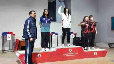 Altıntaş'ta lise öğrencilerinin bilek güreşi turnuvası başarısı