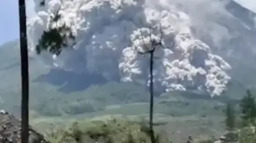 Endonezya'da Patlayan Merapi Yanardağı Volkanik Kül Püskürttü