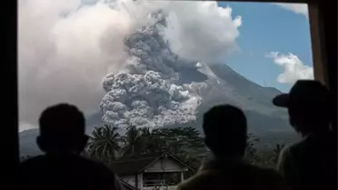 Endonezya'nın Merapi Yanardağı'nda Patlama